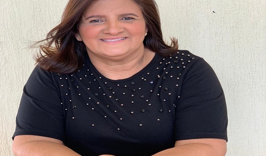 Ziane Costa assina ordem de serviço para construção de novas quadras em Delmiro Gouveia