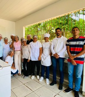 Prefeito Leandro Silva visita Casa da Sopa de Junqueiro e acompanha preparo das refeições