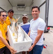 Com emenda de Rodrigo Cunha, pescadores recebem caminhão frigorífico e motores para barcos em Maceió