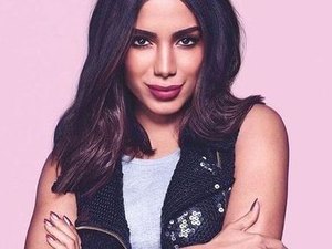 Após faringite, Anitta chora no palco em show gratuito em Madureira