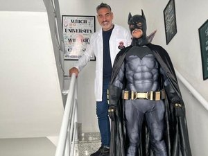 Vestidos de Batman, professores dão aula de inglês em hospitais