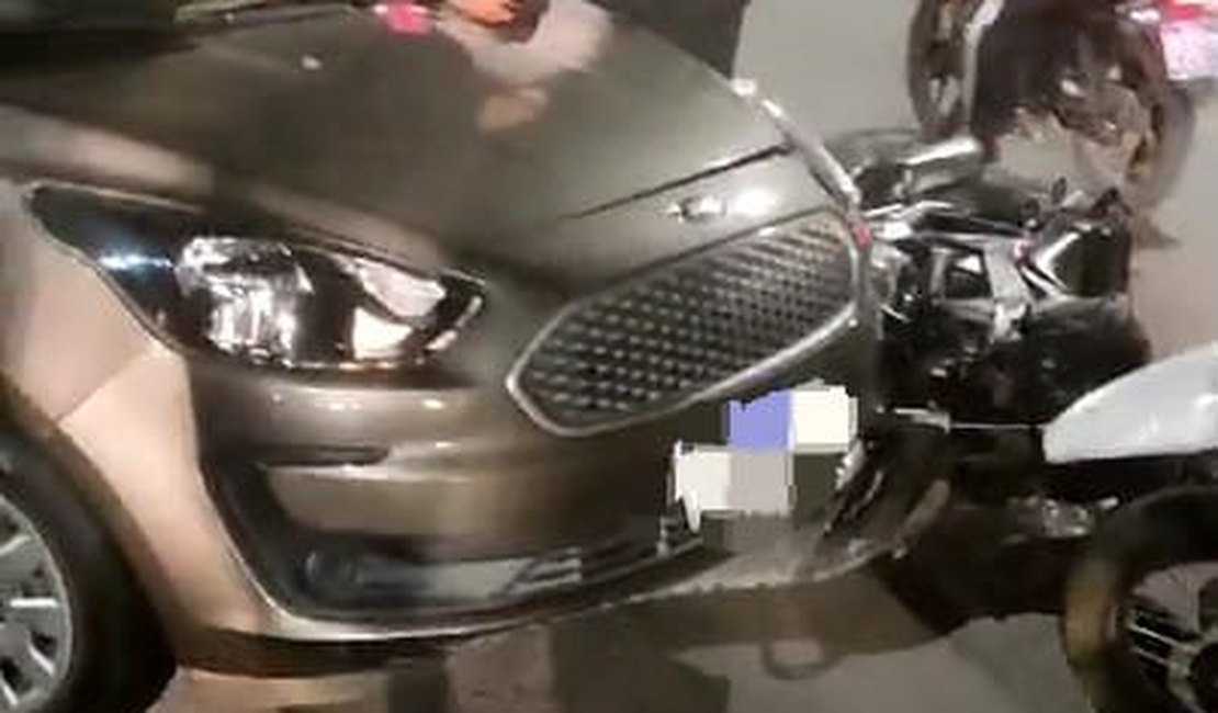 [Vídeo] Acidente entre carro e moto deixa dois feridos no Jacintinho