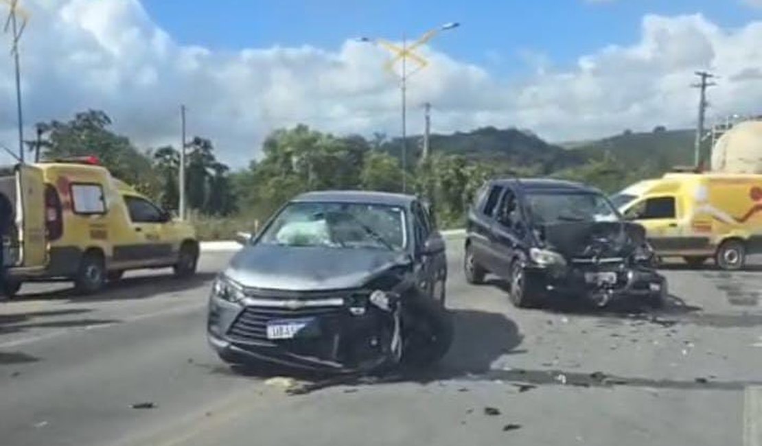 Colisão deixa feridos no entroncamento das rodovias AL-430 e AL-105