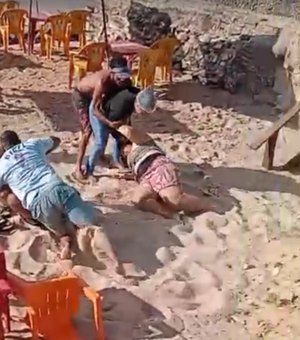 [Vídeo] Ambulantes brigam por espaço em praia da Sereia, em Maceió