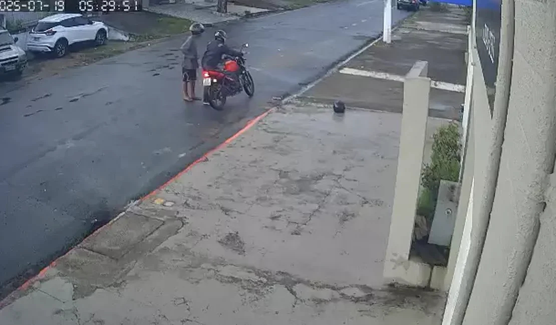 Homem tem motocicleta roubada no bairro do Farol e é forçado a ajudar ladrão