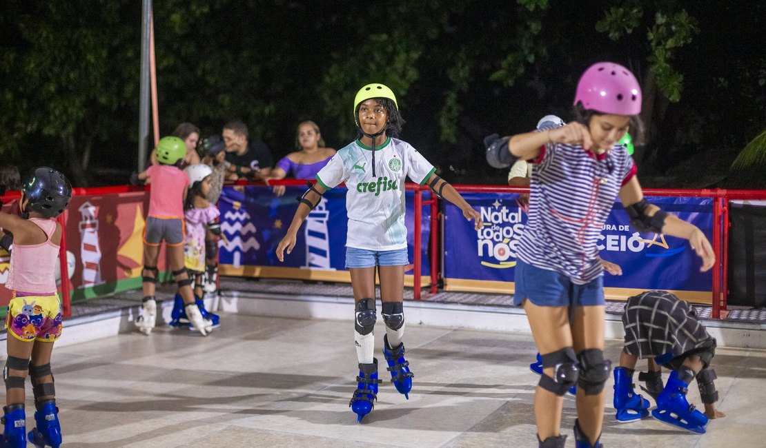 Famílias aproveitam pistas de patinação instaladas em bairros de Maceió