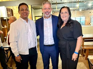 Prefeita de Lagoa da Canoa viaja a Brasília em busca de recursos e é recepcionada por Arthur Lira