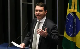 Flávio Bolsonaro promete anistia aos condenados do 8 de Janeiro e volta a atacar Moraes