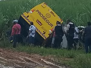 [Vídeo] Acidente entre van e carro-forte deixa feridos na rodovia AL 105