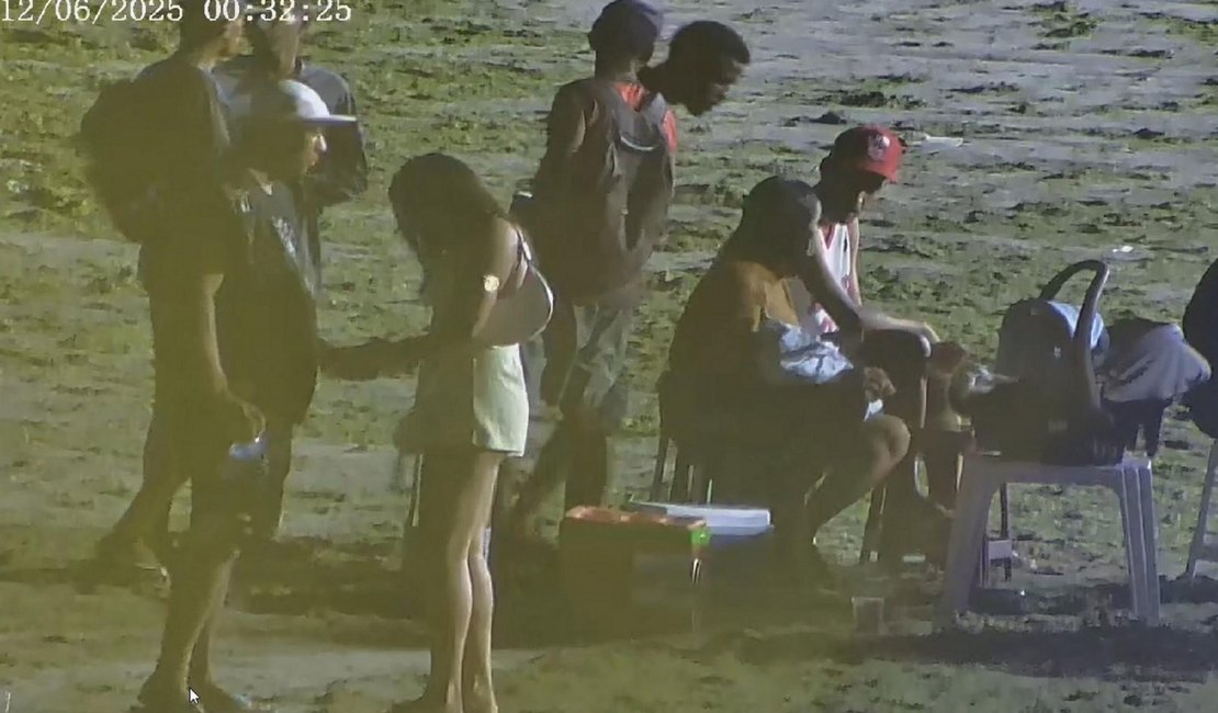Videomonitoramento flagra trio que vendia drogas perto de bebê na Ponta Verde