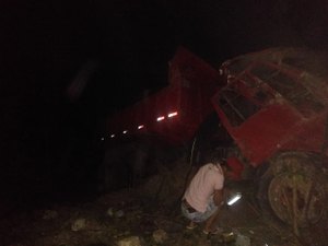 Carreta tomba e deixa vítima presa às ferragens na BR-104, em Ibateguara