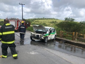 Carro bate em mureta de ponte em São Luís do Quitunde