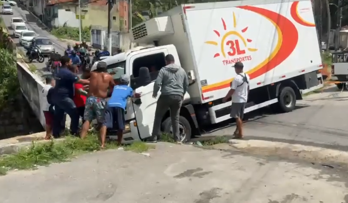 Caminhão de transportadora fica preso em buraco na Ladeira da Moenda, em Maceió