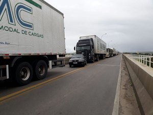 Agricultores ficam sem energia e bloqueiam ponte que liga os estados de AL e SE
