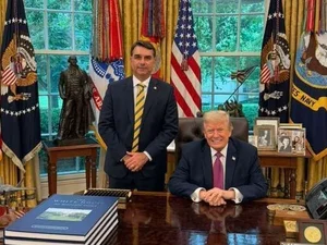Flávio Bolsonaro se reúne com Donald Trump na Casa Branca; veja fotos