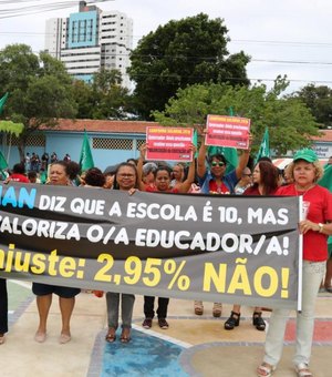 Protesto do Sinteal por aumento de salário tem estudantes entre manifestantes