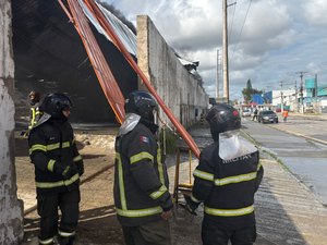 Oficial dos Bombeiros detalha operação para conter incêndio no Distrito Industrial