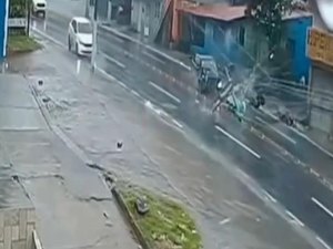 Câmera de segurança flagra momento em que carro bate em poste na Leste-Oeste