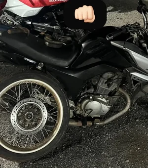 Polícia recupera motocicleta roubada que estava sendo desmontada em Arapiraca