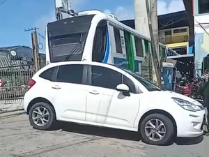 Carro estacionado próximo à linha férrea quase provoca acidente com VLT