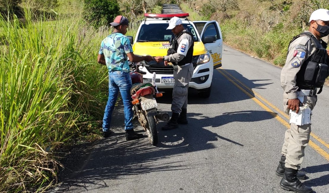 Polícia Rodoviária revista 61 condutores durante patrulhamento em Quebrangulo