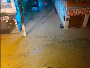 [Vídeo] Ruas de Japaratinga ficam alagadas por conta das chuvas