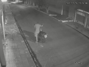 [Vídeo] Motocicleta é roubada em frente a residência no bairro Alto do Cruzeiro, em Arapiraca