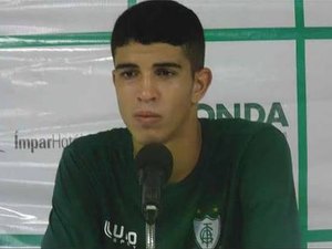 Com 1,94m de altura e 24 anos, atacante Rubens é anunciado como reforço do CSA