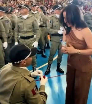 [Vídeo] Soldado pede namorada em casamento durante formatura da PM