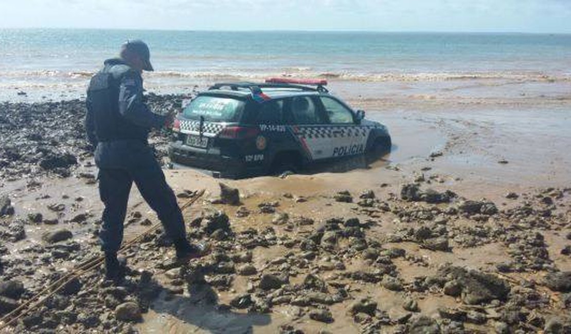 Polícia faz busca por ladrão e viatura atola em praia de São Miguel dos Milagres