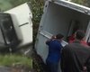 Caminhão que transportava carga de queijos tomba na pista molhada na BR-316, em Satuba