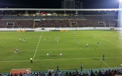Poucos torcedores compareceram ao estádio da Fonte Luminosa